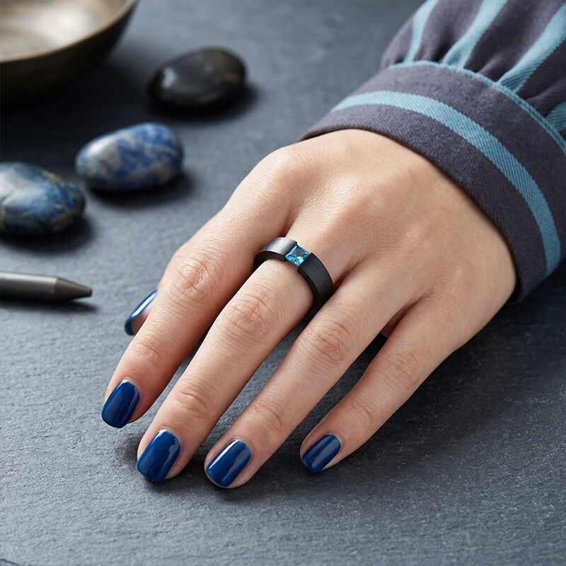 Schwarzer Carbonring mit Topas blau